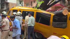 Photo : चेंबुरमध्ये शाळेच्या बसवर कोसळलं झाड, 10 मुले गंभीर जखमी.