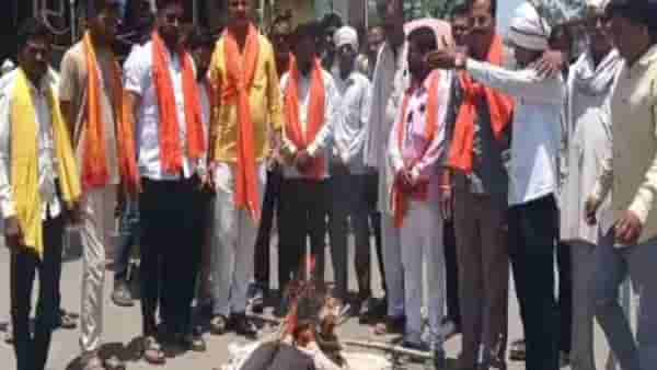 कुठे गाढवावरुन धिंड तर कुठे दुग्धाभिषेक, शिवसेना बंडखोर खासदारांचे समर्थक-विरोधक आमने -सामने