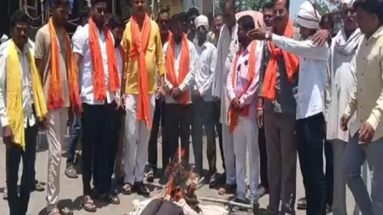 कुठे गाढवावरुन धिंड तर कुठे दुग्धाभिषेक, शिवसेना बंडखोर खासदारांचे समर्थक-विरोधक आमने -सामने कुठे गाढवावरुन धिंड तर कुठे दुग्धाभिषेक, शिवसेना बंडखोर खासदारांचे समर्थक-विरोधक आमने -सामने