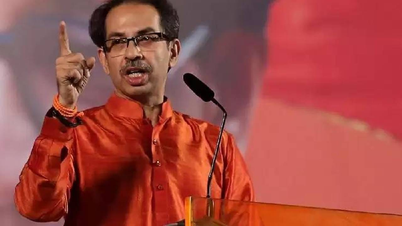 दरम्यान  शिवसेनेच्या दोन्ही गटांच्या आज सभा आणि संभाव्य पक्षांतराच्या पार्श्वभूमीवर मुंबई पोलीस हाय अलर्टवर आहे.  सहा खासदारांच्या शिंदे गटात सामील होण्याच्या शक्यतेच्या पार्श्वभूमीवर शिवसेनेच्या प्रतिस्पर्धी यूबीटी आणि शिंदे गटाच्या  आज सभा आहेत .  त्यामुळे आज  मुंबई पोलिसांनी शहरात हाय अलर्ट जारी केला आहे.  मुंबईतील प्रमुख ठिकाणी संघर्ष, निदर्शने आणि व्यत्यय टाळण्यासाठी पोलीस अधिकारी सज्ज झालेत.