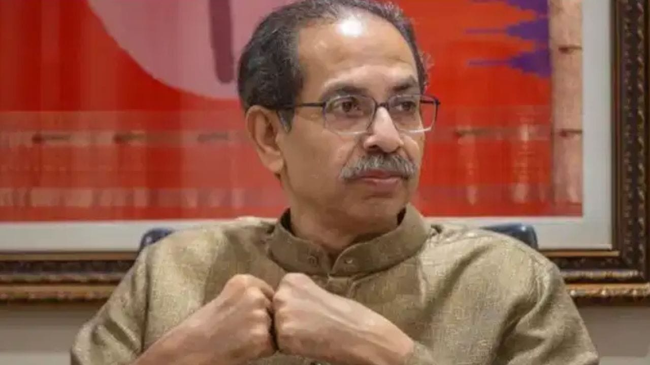 मोठी बातमी! एक मोठी चूक झालीच, 6 बडंखोर खासदार होणार अपात्र? ठाकरेंनी फिरवला गेम, आता थेट... मोठी बातमी! एक मोठी चूक झालीच, 6 बडंखोर खासदार होणार अपात्र? ठाकरेंनी फिरवला गेम, आता थेट...