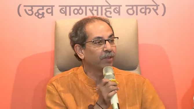 मोठी बातमी! ठाकरे गटाचे खासदार शिंदेंच्या संर्पकात? 'मातोश्री'वर घडामोडींना वेग, उद्धव ठाकरेंनी बोलावली बैठक