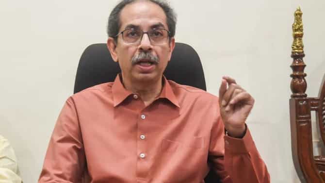 खासदार फुटीनंतर आता उद्धव ठाकरेंचे तातडीने काही आमदारांना फोन, 'मातोश्री'वर घडामोडींना वेग, सर्वात मोठी बातमी