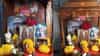 Vastu Shastra : देवाचे फोटो या दिशेला चुकूनही लावू नये, घरात नेहमी होतील भांडणं