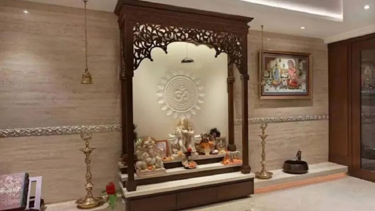Vastu Shastra : देवपूजा करताना कधीही करू नये या 5 