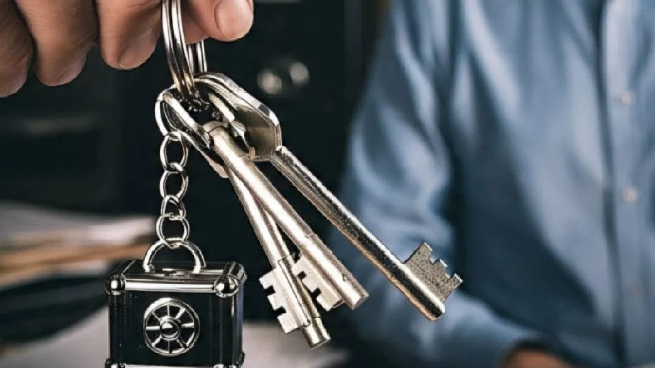 Vastu Shastra : तुम्हालाही वाहनाची चावी दारामागे अडकून ठेवण्याची सवय आहे का? जाणून घ्या शुभ की अशुभ? वास्तुशास्त्र काय सांगतं? Vastu Shastra : तुम्हालाही वाहनाची चावी दारामागे अडकून ठेवण्याची सवय आहे का? जाणून घ्या शुभ की अशुभ? वास्तुशास्त्र काय सांगतं?
