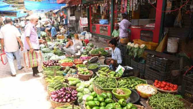 भाज्यांचे दर वाढले, अंडी महागली.. महागाईने होरपळलेल्या सर्वसामान्यांना मोठा झटका