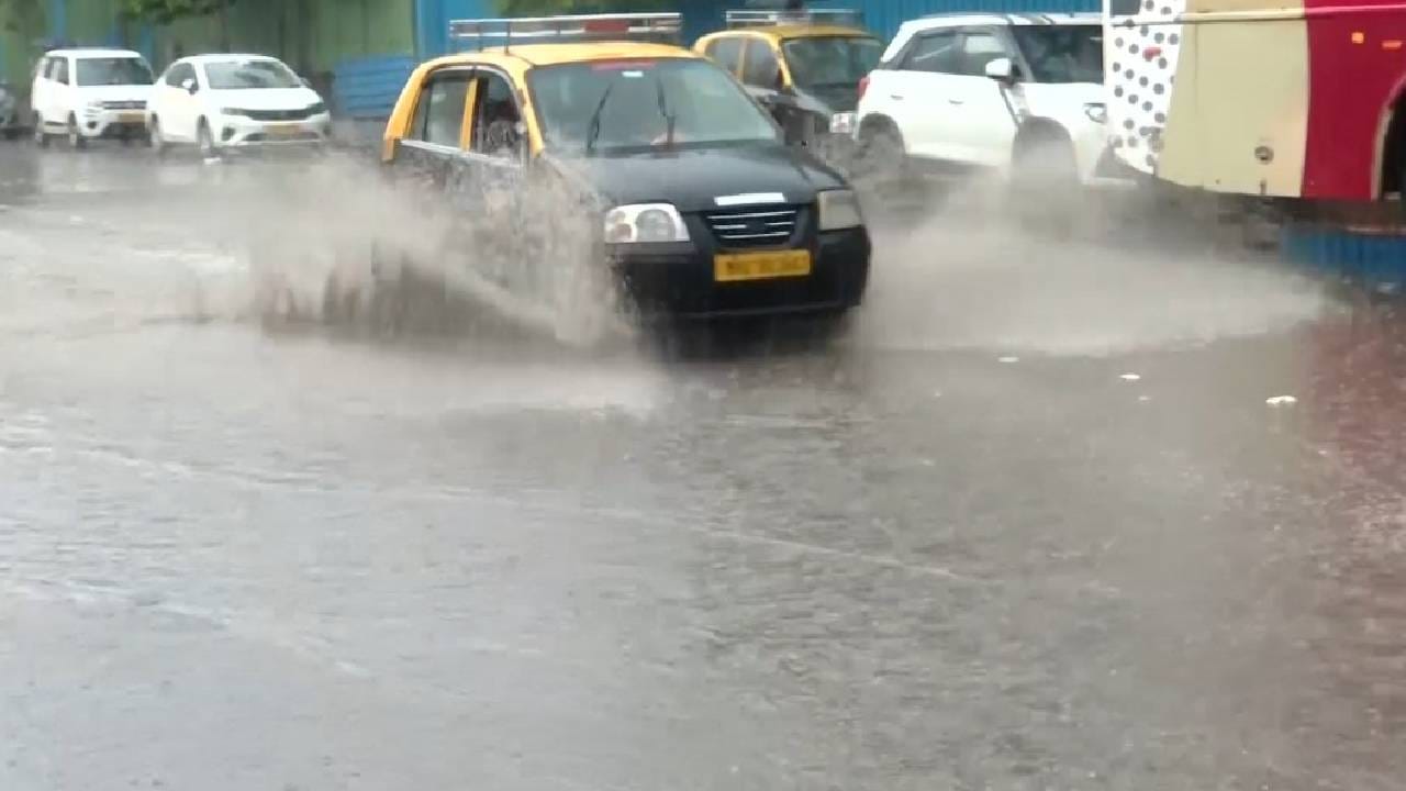 मुसळधार पावसामुळे सेनापती बापट मार्ग आणि परळच्या सखल भागांत काही प्रमाणात पाणी साचण्यास सुरुवात झाली आहे. त्यामुळे वाहनचालकांना काळजीपूर्वक प्रवास करण्याचे आवाहन करण्यात आले. मुंबईतील वडाळा आरटीओ परिसरातही धुवांधार पाऊस झाला. त्यामुळे या परिसरात पाणी साचले होते. अवघ्या काही मिनिटातच रोडवर पाणी भरलं होतं.