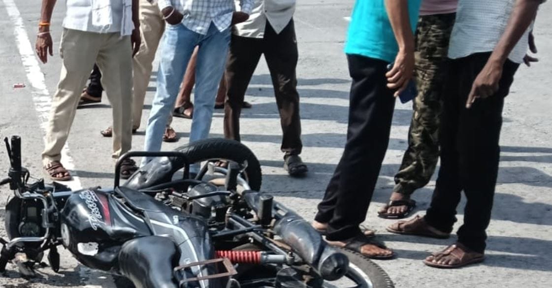  मृतदेह रुग्णालयात पाठवले आले असून शवविच्छेदन केले जाणार आहे. जळगावमध्येही अशाच प्रकारचा अपघात झाला आहे. जळगाव जिल्ह्यात बस-कार आणि दुचाकी यांच्यात हा अपघात झाला आहे. 