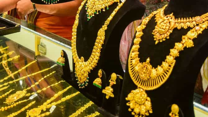 Gold Price Today : सोन्याचा भाव जमिनीवर? आठवडाभरात मोठी घसरण, आजचे दर तर..
