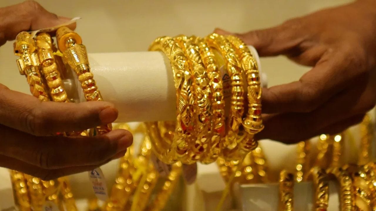 सोन्याच्या दरात घसरण सुरूच आहे, आज देखील सोन्याचे दर कमी झाल्याचं पहायला मिळत आहे. सोन्याच्या दरात प्रति तोळ्या मागे तब्बल एक हजार 500 रुपयांची घसरण झाली आहे.