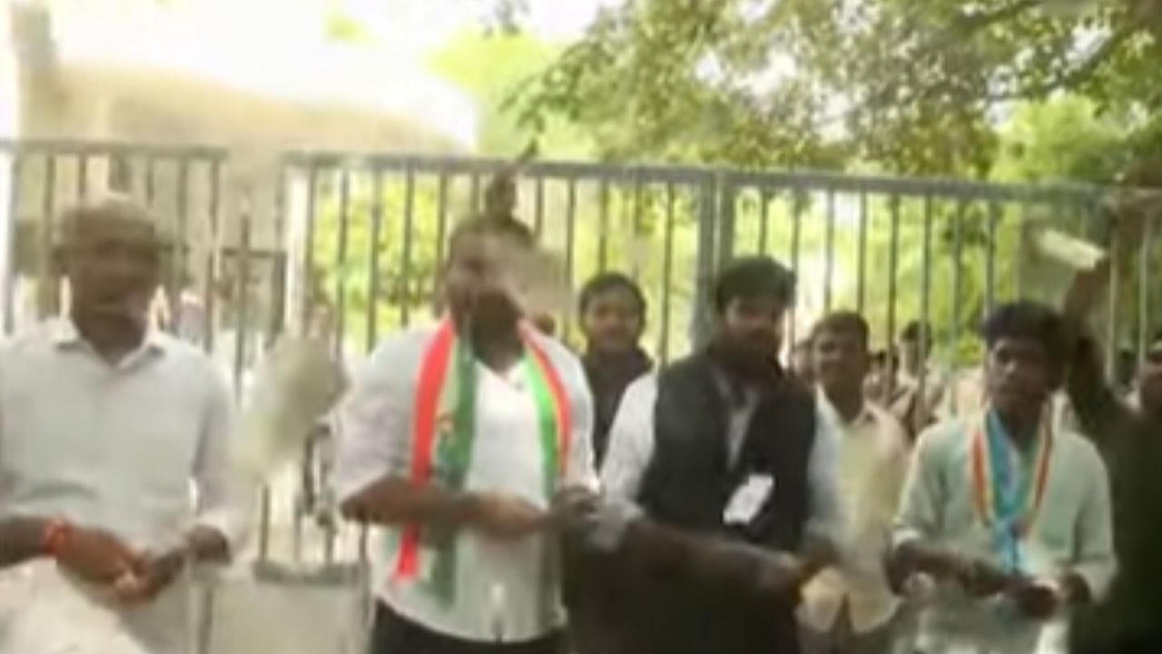 यावेळी आंदोलकांकडून जोरदार घोषणाबाजी करण्यात आली, तसेच आंदोलक पुणे विद्यापीठाच्या गेटवर देखील चढल्याचं पहायला मिळालं. 