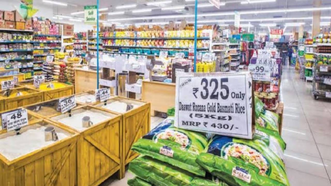 उदाहरणार्थ, एखादा ग्राहक फक्त दूध, साखर आणि तेल घेण्यासाठी स्टोअरमध्ये येतो. पण विविध विभागांतून फिरताना त्याच्या नजरेस कपडे, शोभेच्या वस्तू, चॉकलेट्स, स्नॅक्स, किचन अॅक्सेसरीज, खेळणी किंवा इतर ऑफरमधील वस्तू पडतात. "हेही घेऊया", "यावर चांगली सूट आहे", "ही वस्तू नंतर उपयोगी पडेल" अशा विचारातून तो मूळ यादीपेक्षा जास्त खरेदी करून बाहेर पडतो. यालाच रिटेल उद्योगात इम्पल्स बायिंग (Impulse Buying) म्हणजेच अचानक, पूर्वनियोजनाशिवाय केलेली खरेदी असे म्हणतात. मोठी रिटेल स्टोअर्स ग्राहकांकडून अशा प्रकारच्या खरेदीला प्रोत्साहन देण्यासाठी स्टोअरची रचना, वस्तूंची मांडणी, प्रकाशयोजना, संगीत आणि वातावरण यांचा अतिशय नियोजनबद्ध वापर करतात.