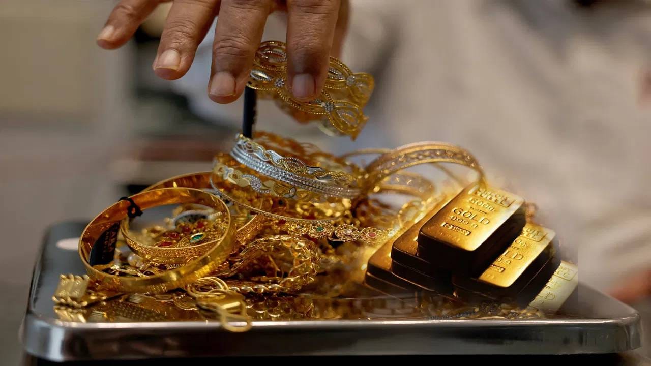 Gold Rate Today : सोन्याने टेन्शन वाढवलं ना भाऊ, किमती धडाधड...आजचे 10 ग्रॅमचे दर.. Gold Rate Today : सोन्याने टेन्शन वाढवलं ना भाऊ, किमती धडाधड...आजचे 10 ग्रॅमचे दर..