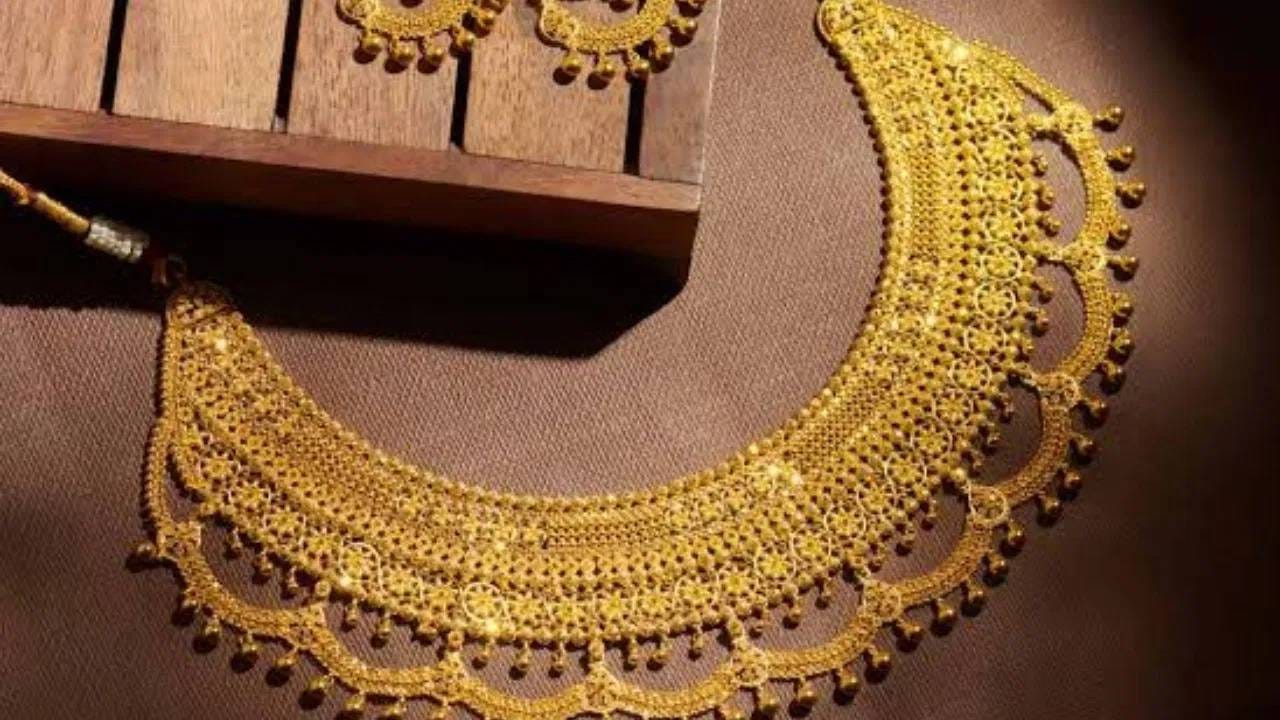 Gold Price Today : धडाम् ! आठवड्याच्या पहिल्याच दिवशी सोन्याचे भाव खाली, आता 10 ग्रॅम सोनं फक्त.. Gold Price Today : धडाम् ! आठवड्याच्या पहिल्याच दिवशी सोन्याचे भाव खाली, आता 10 ग्रॅम सोनं फक्त..