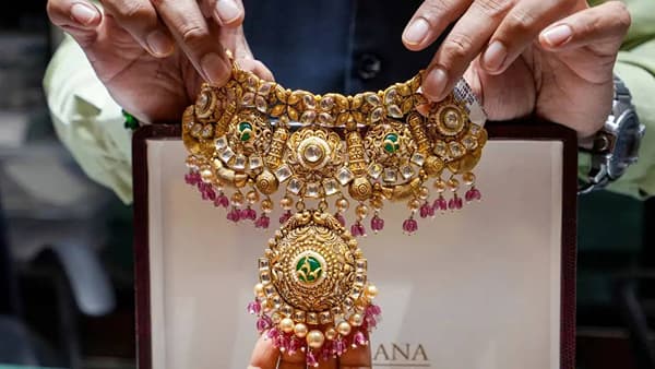 Gold Price Today : गुड न्यूज, सोने दरवाढीला अखेर ब्रेक, सराफा बाजारात मोठी घडामोड; एका क्लिकवर जाणून घ्या तुमच्या शहरातले सोन्याचे भाव