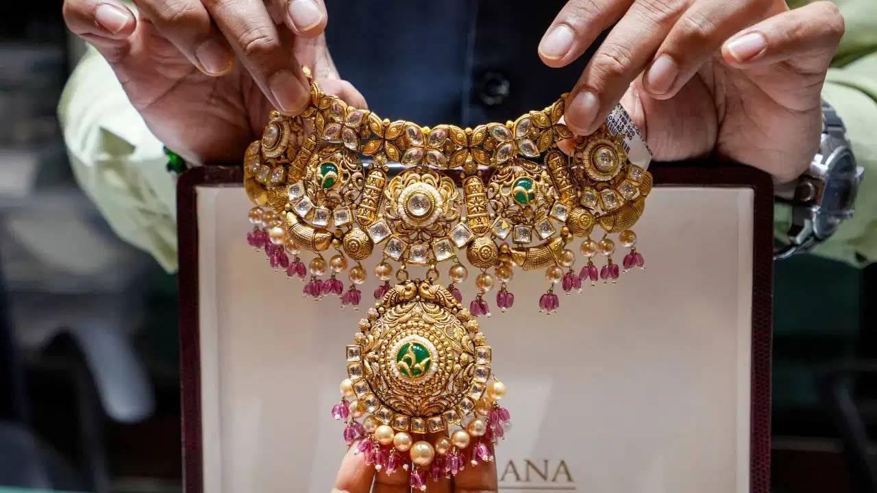 Gold Price Today : गुड न्यूज, सोने दरवाढीला अखेर ब्रेक, सराफा बाजारात मोठी घडामोड; एका क्लिकवर जाणून घ्या तुमच्या शहरातले सोन्याचे भाव Gold Price Today : गुड न्यूज, सोने दरवाढीला अखेर ब्रेक, सराफा बाजारात मोठी घडामोड; एका क्लिकवर जाणून घ्या तुमच्या शहरातले सोन्याचे भाव
