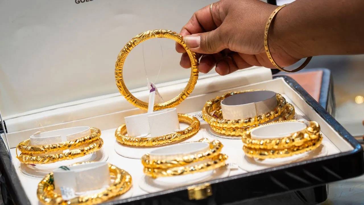 Gold Price Today : उच्चांकापेक्षा सोनं हजारोंनी स्वस्त, आठवड्याच्या नव्या दिवशी 1 तोळा सोन्याचे भाव काय ? Gold Price Today : उच्चांकापेक्षा सोनं हजारोंनी स्वस्त, आठवड्याच्या नव्या दिवशी 1 तोळा सोन्याचे भाव काय ?