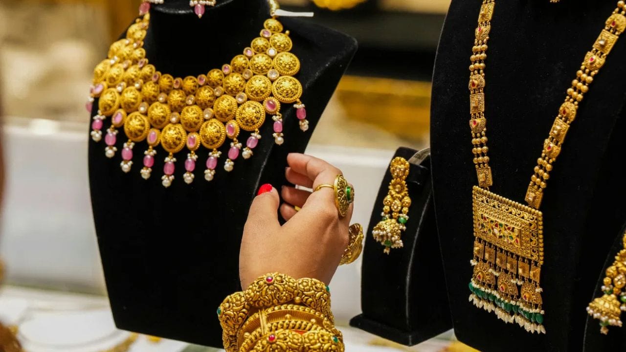 जळगावच्या सराफा बाजारात सोन्याच्या दरात घसरण झाल्यानं आता सोन्याचे दर प्रति तोळा जीएसटीसह 1 लाख 47 हजार 290 रुपयांवर आले आहेत.