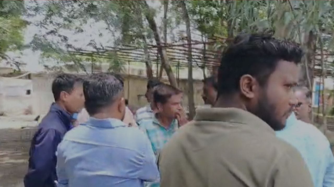 रविवारी पहाटे विजापूर रोड परिसरात ही हृदयद्रावक घटना घडली आहे, त्यांनी रेल्वेसमोर उडी मारून आपल्या आयुष्याचा शेवट केला आहे.