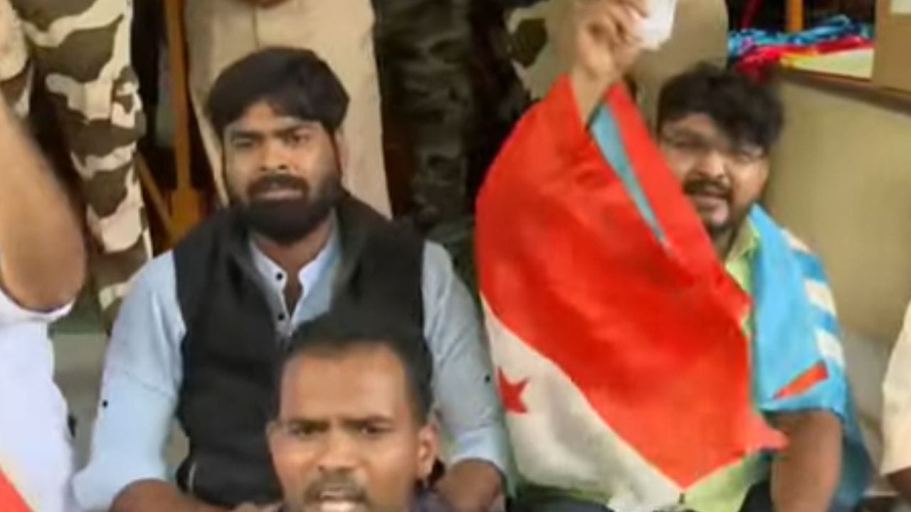 तीन लाख रुपयांमध्ये बी कॉमची डिग्री दिली जात असल्याचा आरोप आंदोलकांकडून यावेळी करण्यात आला आहे. 