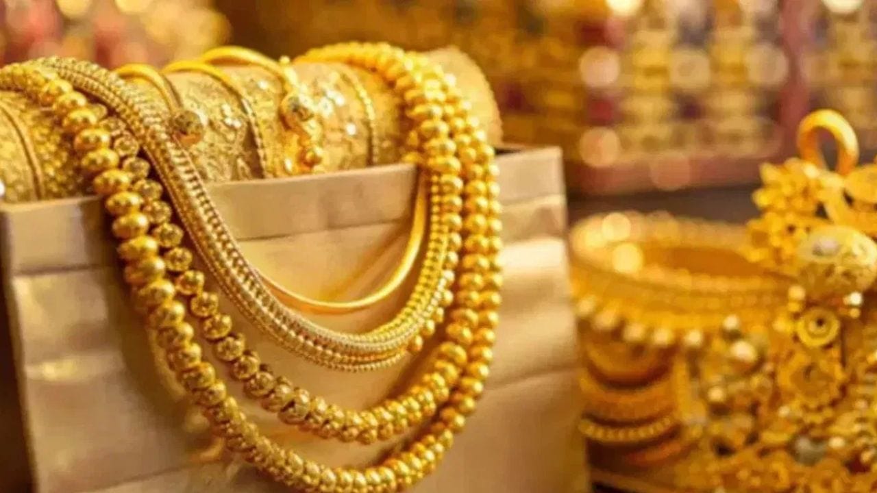 तर दुसरीकडे चांदीचे दर मात्र स्थिर आहे, चांदीच्या दरात कोणतंही घसरण झालेली नाहीये, किंवा ते वाढलेले देखील नाहीत. जळगावच्या सराफा बाजारात सध्याचे चांदीचे दर जीएसटीसह प्रति किलो 2 लाख 31 हजार 750 रुपये एवढे आहेत.