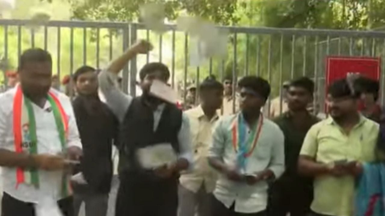 आम्ही देखील इथे पैसे देण्यासाठी आलो आहोत, तीन लाखांत डिग्री मिळते आम्ही पाच लाख देतो आम्हालाही डिग्री द्या असं या आंदोलनकांनी म्हटलं आहे. 