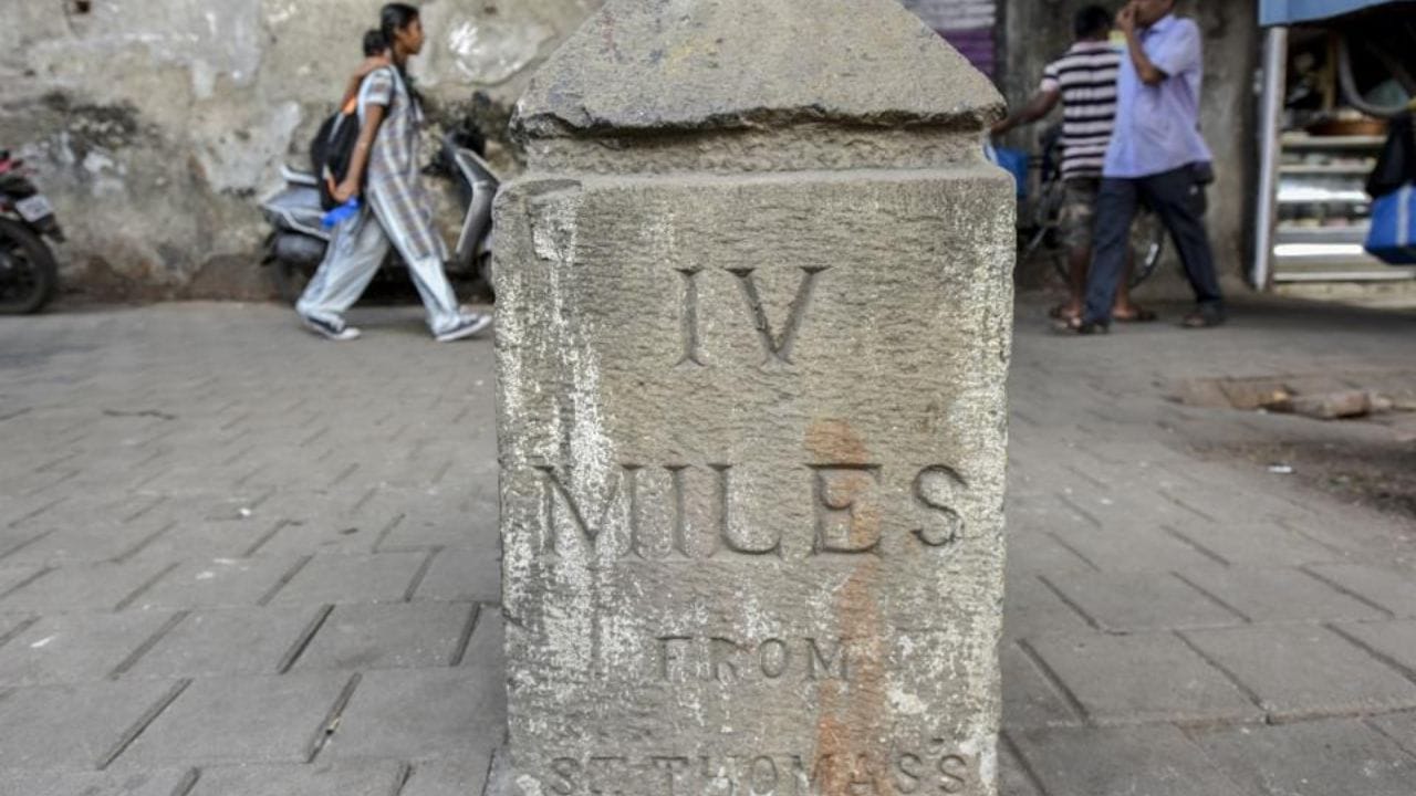 काही दगड काळाच्या ओघात नष्ट झाले आहेत. १८ व्या आणि १९ व्या शतकातील हे दगड मुंबईच्या इतिहासाची साक्ष देत उभे आहेत.