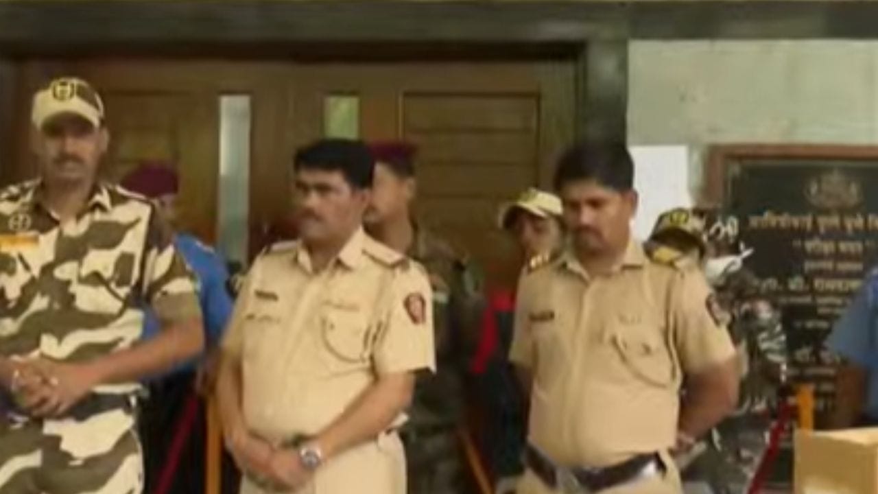 दरम्यान आंदोलकांनी विद्यापीठाच्या परीक्षा मंडळाच्या बाहेर जोरदार आंदोलन केलं आहे. यावेळी विद्यापीठ परिसरात मोठा पोलीसबदोबस्त तैनात करण्यात आला होता.   