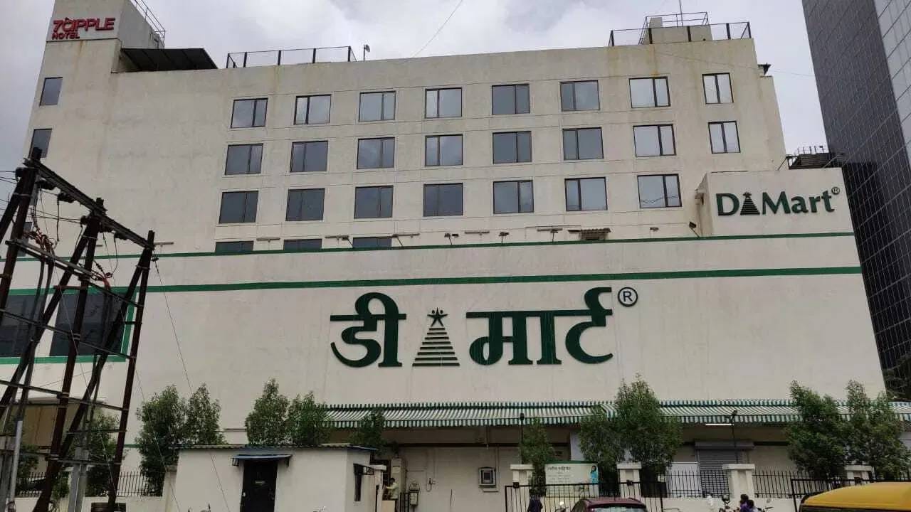 डी-मार्टमध्ये विविध आकर्षक ऑफर्स सुरू असल्यामुळे दैनंदिन वापराच्या अनेक वस्तूंचा साठा गर्दीमुळे आणि वाढलेल्या खरेदीमुळे लवकर संपण्याची शक्यता असते. तसेच, स्टोअरमध्ये खूप गर्दी असल्यास निवांतपणे वस्तू पाहणे, तुलना करणे आणि खरेदी करणेही अवघड होते.