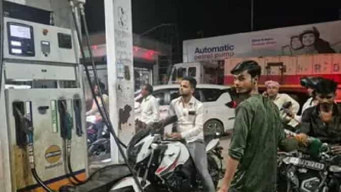 Petrol Diesel Price : कच्चा तेलाच्या किमतीत मोठी उसळण, आज भारतात पेट्रोल-डिझेलचे भाव..