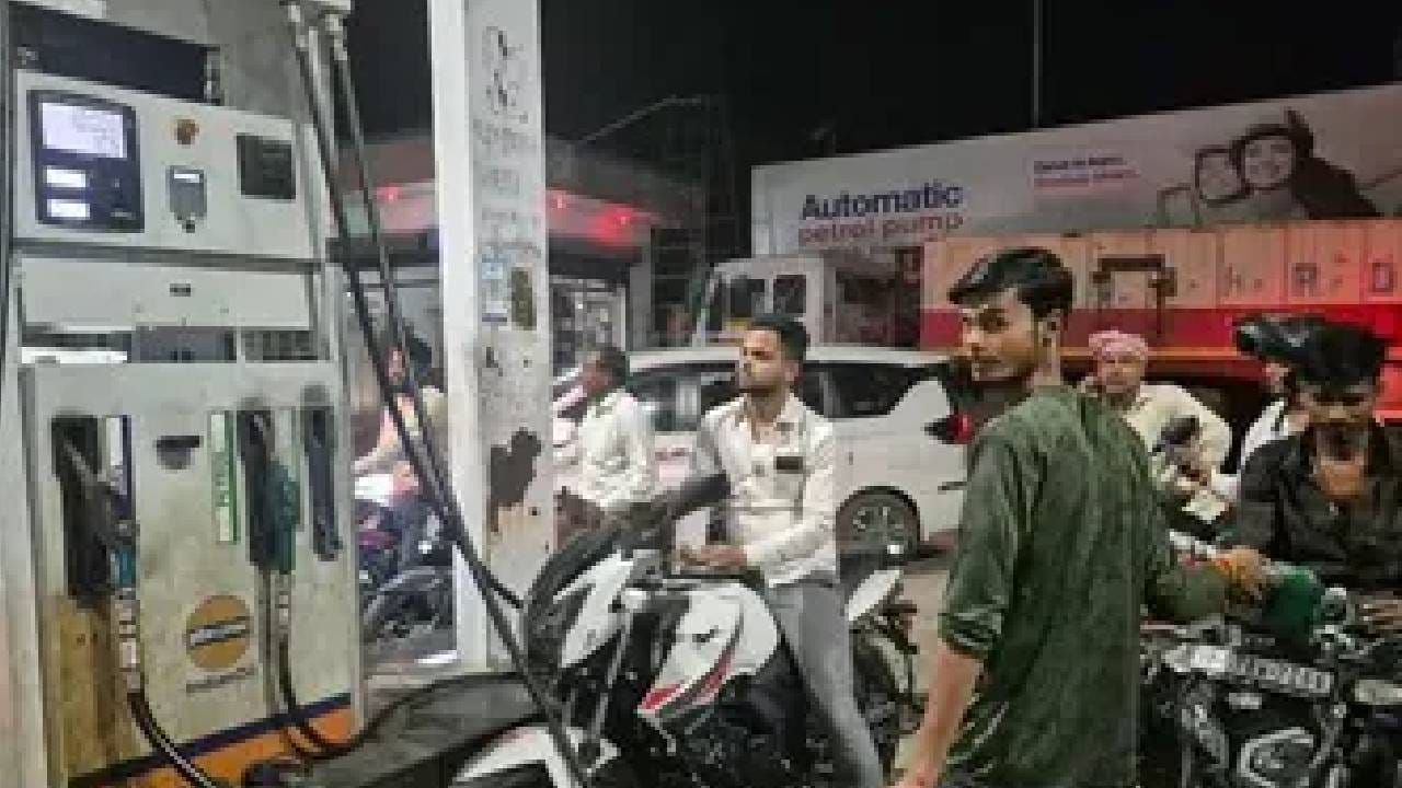 Petrol Diesel Price : कच्चा तेलाच्या किमतीत मोठी उसळण, आज भारतात पेट्रोल-डिझेलचे भाव.. Petrol Diesel Price : कच्चा तेलाच्या किमतीत मोठी उसळण, आज भारतात पेट्रोल-डिझेलचे भाव..