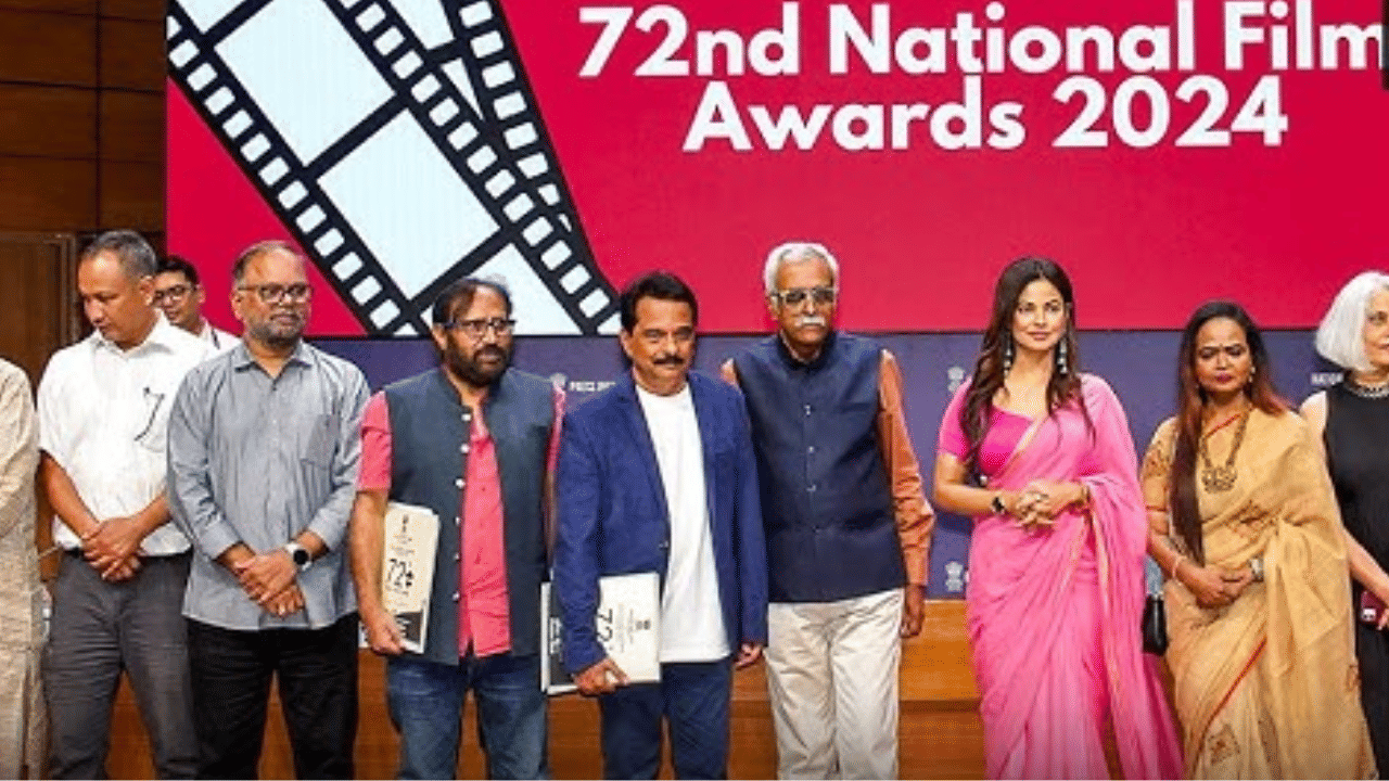 72 व्या राष्ट्रीय चित्रपट पुरस्कारांची घोषणा झाली. 18 जुलै 2026 रोजी दिल्लीत या पुरस्कारांची घोषणा करण्यात आली. त्यात तरुणाईला ज्या गाण्याने वेड लावलं होते त्या गायकानेही पुरस्काराचा मान पटकावला आहे.