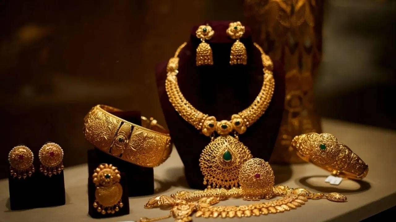 Gold Price Today : ‘गोल्ड’न चान्स ! सर्वसामान्यांसाठी गुड न्यूज, पुन्हा घसरले सोन्याचे भाव Gold Price Today : ‘गोल्ड’न चान्स ! सर्वसामान्यांसाठी गुड न्यूज, पुन्हा घसरले सोन्याचे भाव