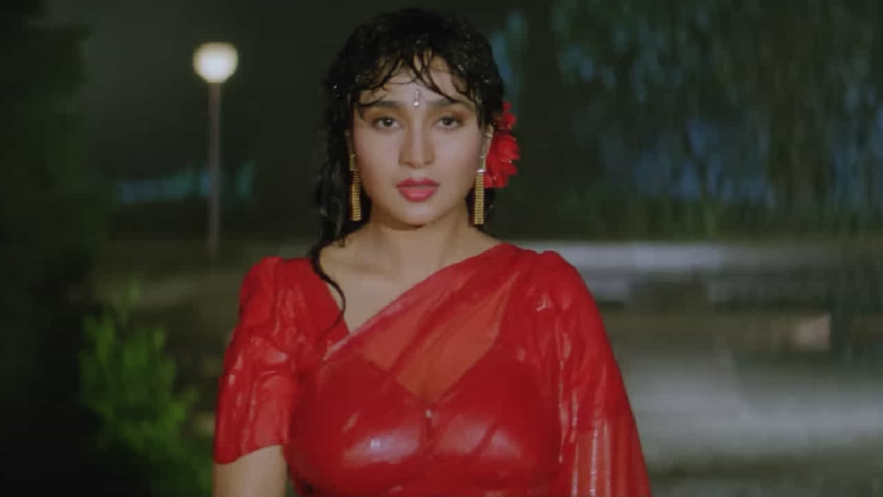 1996 मध्ये प्रदर्शित झालेल्या 'राजा हिंदुस्तानी' या चित्रपटातील 'परदेसी परदेसी जाना नहीं' हे गाणे प्रचंड गाजले. या गाण्यात झळकलेली अभिनेत्री प्रतिभा सिन्हा हिने आपल्या अभिनय आणि नृत्यामुळे प्रेक्षकांचे विशेष लक्ष वेधून घेतले.
