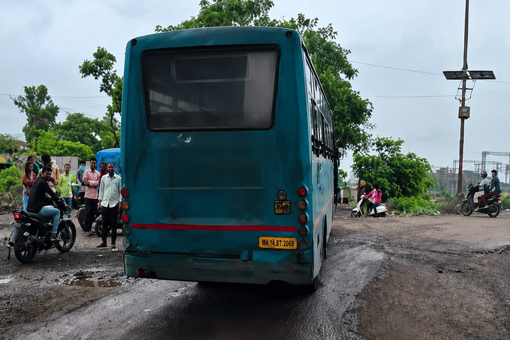 Roha Accident | खड्ड्यांनी घेतला आणखी एक बळी! रोहा उड्डाण पुलावर पोलीस पाटलाचा जागीच मृत्यू Roha Accident | खड्ड्यांनी घेतला आणखी एक बळी! रोहा उड्डाण पुलावर पोलीस पाटलाचा जागीच मृत्यू