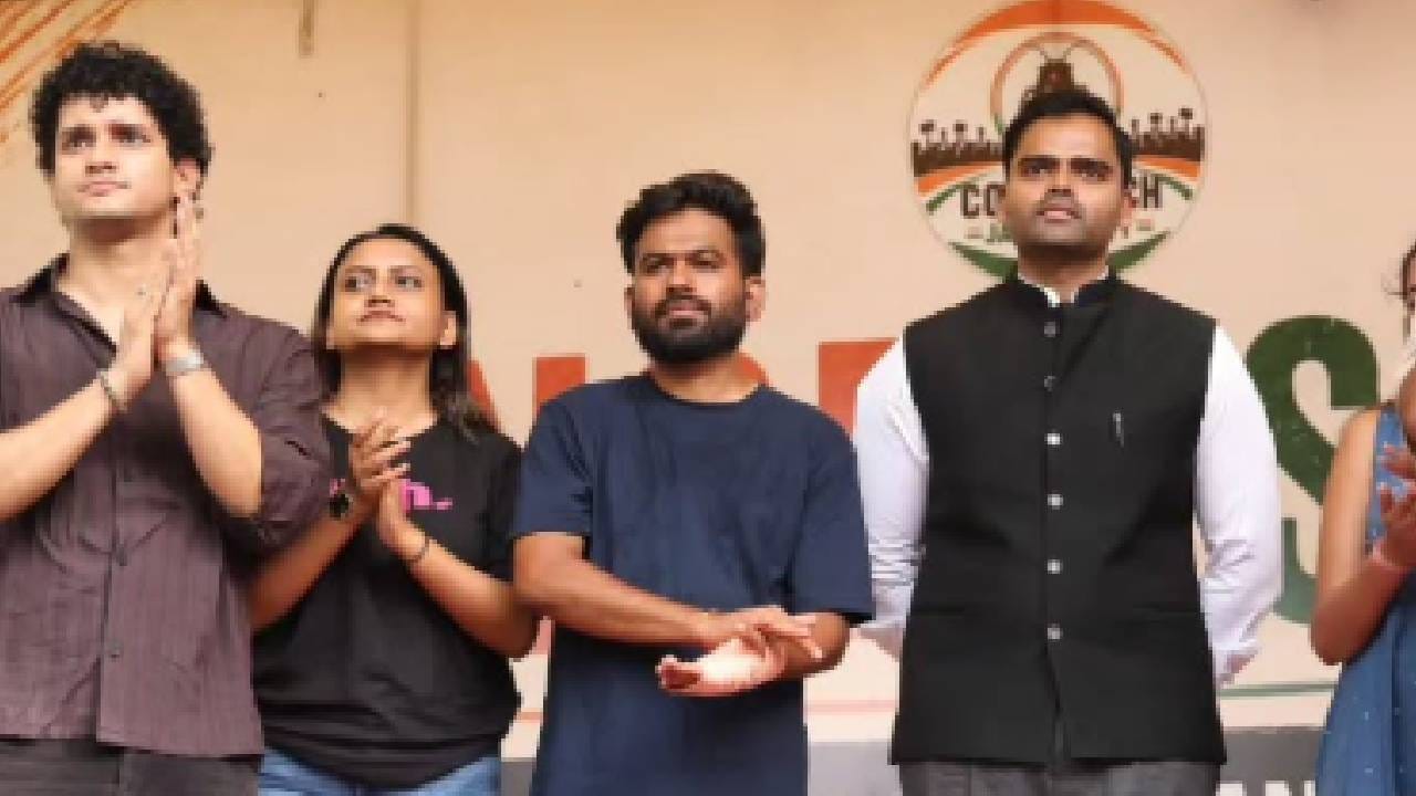 आता सोशल मीडियावर सर्वांचे लक्ष एका प्रश्नाकडे लागले आहे — प्रियंका चोप्रांनी अभिजीत दिपके यांना फॉलो केल्यानंतर अभिजीत दिपके त्यांना फॉलो बॅक करतात का? सोशल मीडियावर फॉलो बॅकची चर्चा सुरू असून, अनेक नेटकरी हे अभिजीत दिपके यांची Following यादीही तपासत आहेत.