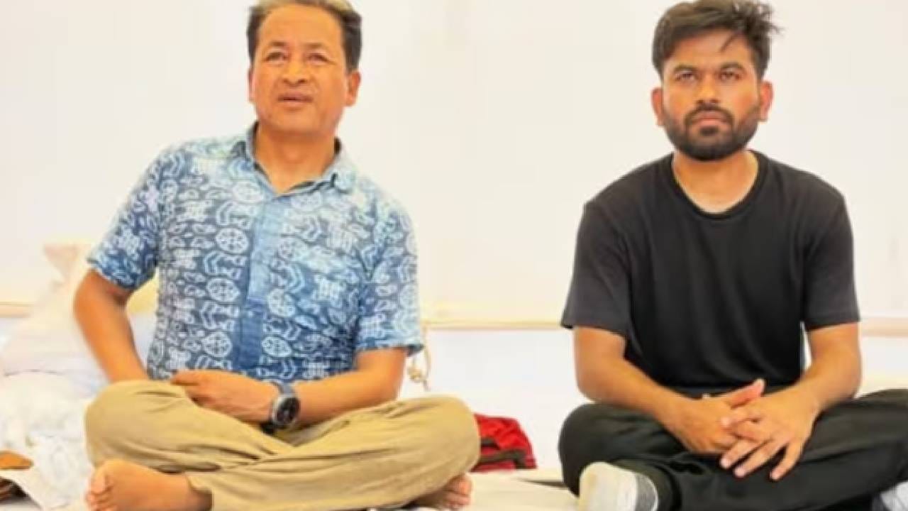 पेपरफुटी प्रकरणाविरोधात उभारलेल्या आंदोलनामुळे अभिजीत दिपके यांची ओळख देशभरात पोहोचली होती. त्यांच्या आंदोलनाची चर्चा सोशल मीडियापासून ते राष्ट्रीय पातळीवरील राजकीय वर्तुळापर्यंत झाली. त्यानंतर त्यांचा ऑनलाइन प्रभाव आणि फॉलोअर्सची संख्या सातत्याने वाढत गेली.  अभिजीत दिपके यांच्या वाढत्या फॉलोअर्स, डिजिटल प्रभाव आणि सोशल मीडिया उपस्थितीमुळे त्यांची चर्चा सातत्याने वाढताना दिसत आहे.