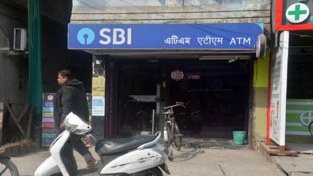 हा छोटासा निर्णय पुढे संपूर्ण जगाच्या बँकिंग व्यवस्थेचा भाग बनला. एटीएमचा वापर जगभर वाढत गेला आणि त्याचबरोबर 4 अंकी पिनही सर्वत्र स्वीकारला गेला. आज अनेक देशांमध्ये एटीएम आणि डेबिट-क्रेडिट कार्डसाठी 4 अंकी पिनच वापरला जातो. अर्थात, सुरक्षेच्या दृष्टीने पाहिलं तर 4 अंकी पिन हा सर्वात मजबूत पर्याय नाही. कारण 4 अंकी पिनमध्ये 0000 ते 9999 असे फक्त 10 हजार वेगवेगळे क्रमांक तयार होऊ शकतात. जर पिन 6 अंकी असता, तर अशा क्रमांकांची संख्या 10 लाखांपर्यंत पोहोचली असती. त्यामुळे पिन ओळखणं किंवा फोडणं आणखी कठीण झालं असतं.