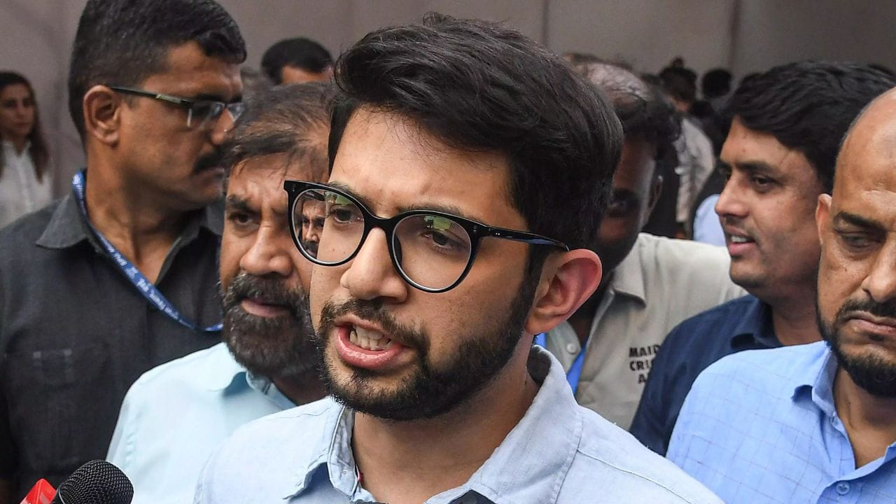 ठाकरे गटातून फुटलेल्या 6 खासदारांच्या गटाला लोकसभा अध्यक्षांकडून मान्यता, आदित्य ठाकरेंची पहिली मोठी प्रतिक्रिया, थेट म्हटले, काही वेगळी.. ठाकरे गटातून फुटलेल्या 6 खासदारांच्या गटाला लोकसभा अध्यक्षांकडून मान्यता, आदित्य ठाकरेंची पहिली मोठी प्रतिक्रिया, थेट म्हटले, काही वेगळी..