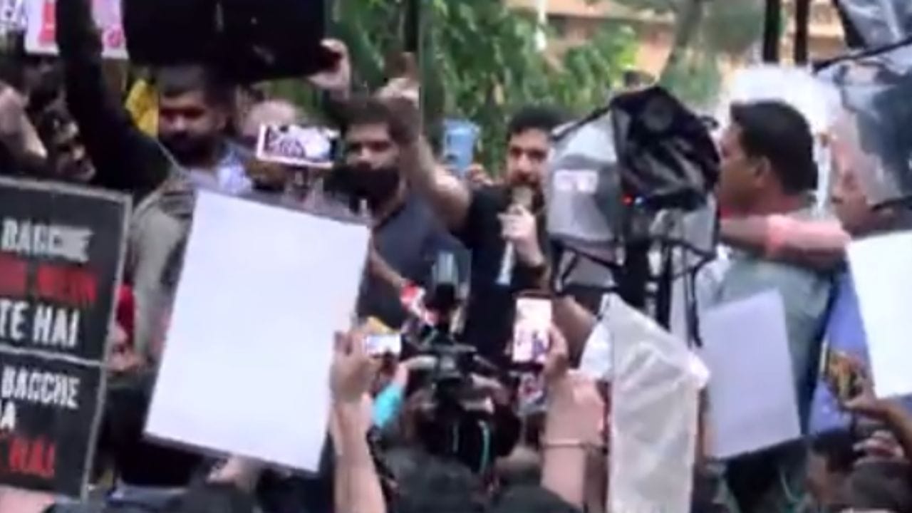 रक्त हे सळसळतं ठेवा, 24 तारखेला पुन्हा एकत्र जमा, आदित्य ठाकरेंचे शिवतीर्थावरील विद्यार्थी आंदोलकांना आवाहन रक्त हे सळसळतं ठेवा, 24 तारखेला पुन्हा एकत्र जमा, आदित्य ठाकरेंचे शिवतीर्थावरील विद्यार्थी आंदोलकांना आवाहन