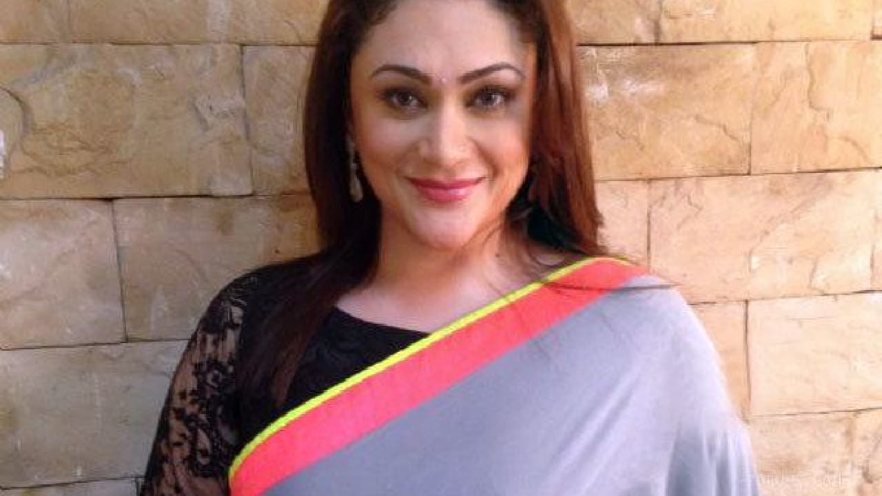 आता तिने तिच्या वैवाहिक आयुष्यातील काही गंभीर अनुभवही उघड केले आहेत. ईवा ग्रोवरने सिद्धार्थ कन्नन यांना दिलेल्या मुलाखतीत अनेक धक्कादायक दावे केले. मुलाखतीदरम्यान तिला विचारण्यात आले की, तिच्या माजी पतीने कधी दुसऱ्या पुरुषांसोबत शारीरिक संबंध ठेवण्यासाठी दबाव आणला होता का? यावर उत्तर देताना ती म्हणाली, 'हो, त्याने अशा प्रकारची गोष्ट सांगितली होती. माझ्यावर खूप दबाव टाकला होता' असं ती म्हणाली.