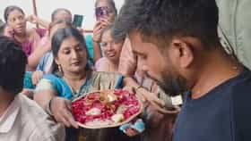 PHOTO : अभिजीत दिपकेंचे जंगी स्वागत... घरासमोर रांगोळी, फुलांचा वर्षाव.