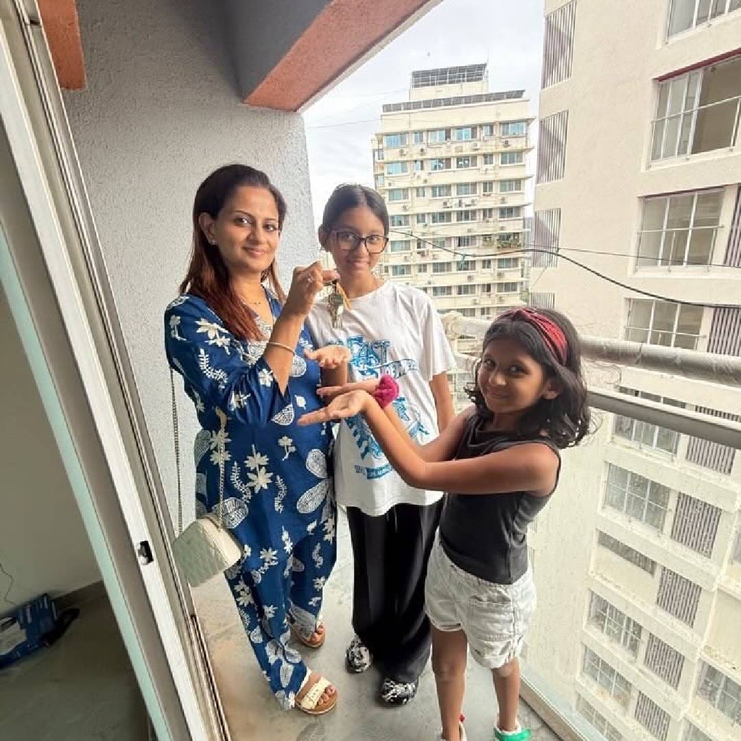अभिजीतने विविध मुलाखतींमध्ये आणि बिग बॉसच्या घरातही पत्नी शिल्पाचं तोंडभरून कौतुक केलं आहे. अभिजीतने अनेकदा तिच्याविषयीचं प्रेम व्यक्त केलं आहे. सोशल मीडियावरही तो पत्नीसोबतचे बरेच फोटो आणि व्हिडीओ पोस्ट करतो.