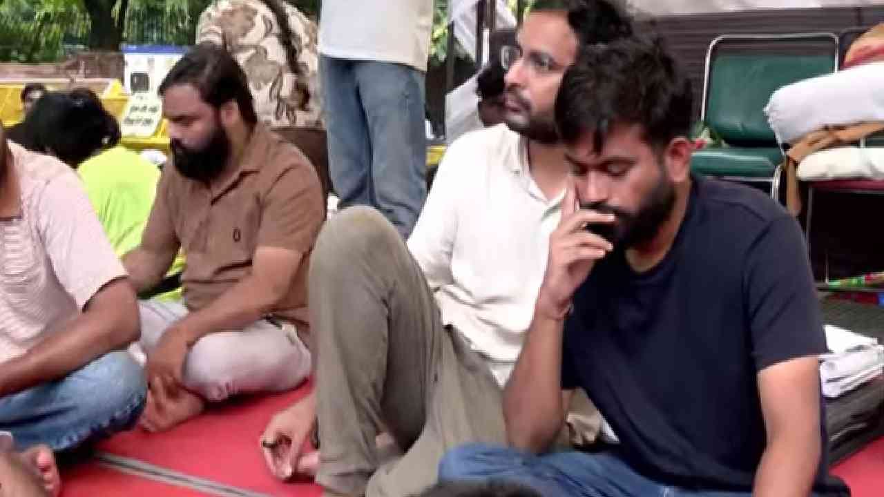 CJP Protest Delhi : जंतर-मंतरवरुन अभिजीत दीपके यांची मोठी घोषणा, 'आता तुम्ही इथे या' CJP Protest Delhi : जंतर-मंतरवरुन अभिजीत दीपके यांची मोठी घोषणा, 'आता तुम्ही इथे या'