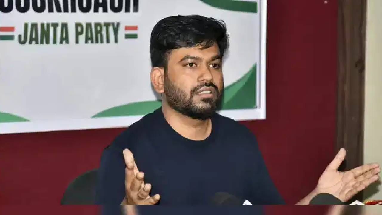 अभिजीत दीपके हा मूळचा महाराष्ट्राचा आहे. पॉलिटीकल कम्यूनिकेशन,डीजिटल कॅम्पेनिंगच्या दुनियेत कायम सक्रीय राहिले आहेत. त्याने पत्रकारितेचे शिक्षण घेतले आहे. त्यानंतर तो अमेरिकेच्या बॉस्टन यूनिवर्सिटीमधून पब्लिक रिलेशनची मास्टर डिगरी घेतली आहे.