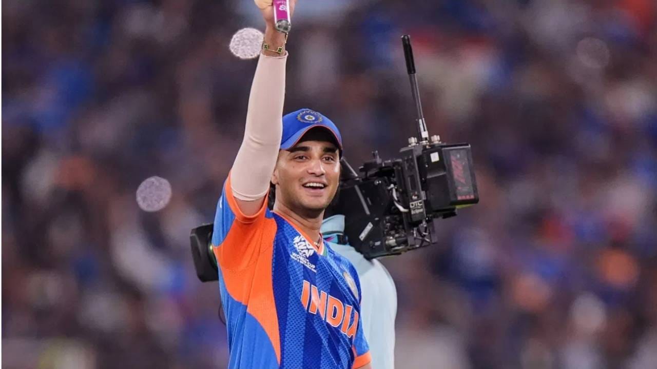 भारताने झिम्बाब्वेविरुद्धच्या टी20 मालिकेतील पहिल्या सामन्यात विजय मिळवला. पण या सामन्यात सलामीवीर अभिषेक शर्मा आपली छाप सोडण्यात अपयशी ठरला. अभिषेक शर्माने 8 चेंडूंचा सामना केला आणि 1 धाव करून बाद झाला. अभिषेक शर्माच्या निराशाजनक कामगिरीनंतर आता चर्चांना उधाण आलं आहे. (PC-PTI)