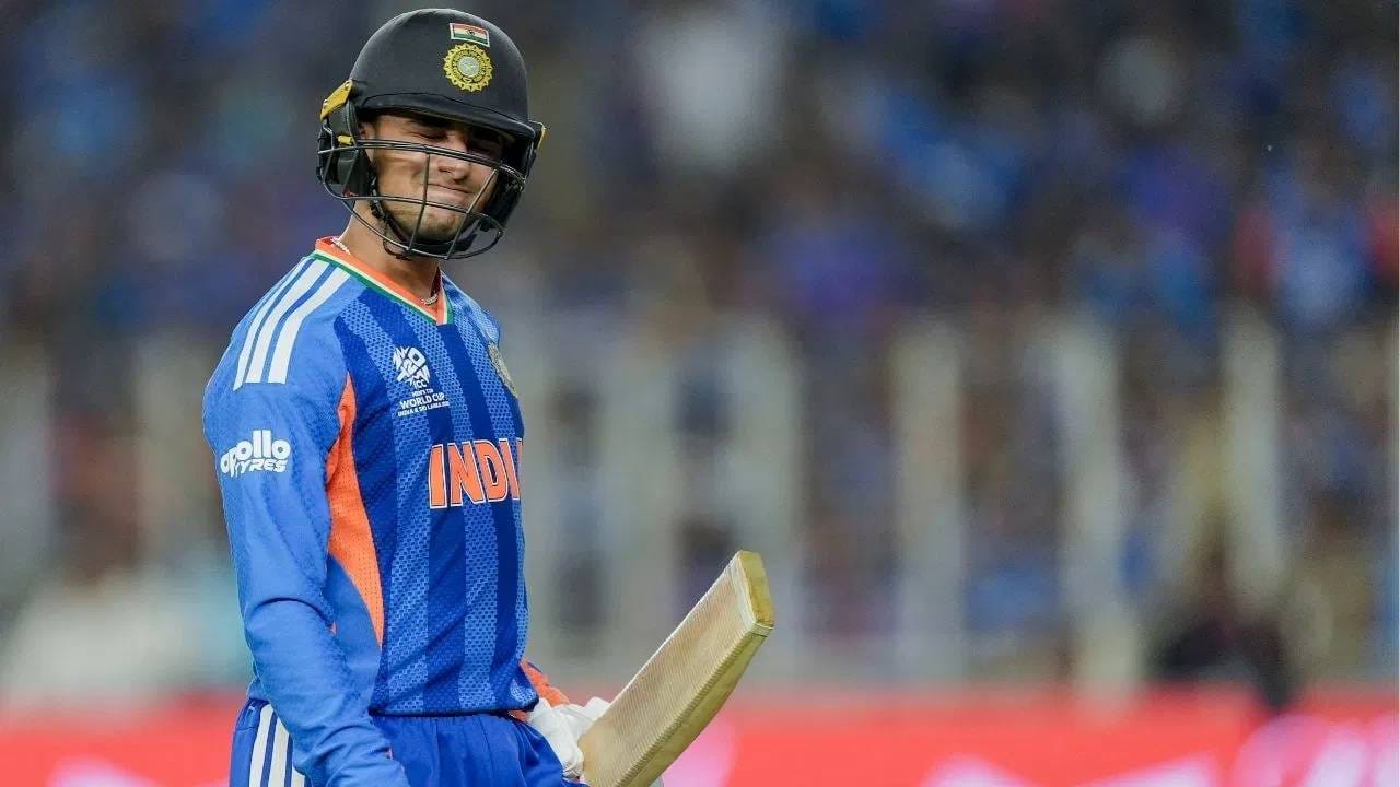 सलग चार सामन्यात एकेरी धावसंख्येवर बाद होणारा अभिषेक शर्मा हा भारताचा चौथा सलामीवीर आहे. यापूर्वी इंग्लंडविरुद्धच्या शेवटच्या टी20 सामन्यात फक्त 3 धावा करून बाद झाला आहे. 2010 मध्ये मुरली विजय, 2020 मध्ये केएल राहुल, विरेंद्र सेहवाग 2007 ते 2009 दरम्यान आणि आता अभिषेक शर्मा या यादीत सहभागी झाला आहे. (PHOTO CREDIT- PTI)