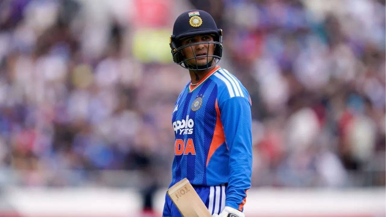 झिम्बाब्वेविरुद्ध निराशाजनक कामगिरी केल्यानंतर अभिषेक शर्माच्या नावावर नकोसा विक्रम रचला गेला आहे. टॉप 7 भारतीय फलंदाजांमध्ये टी20 मालिकेत सर्वात कमी धावा करणारा फलंदाज ठरला आहे. कमीत कमी तीन सामन्यांच्या मालिकेत हा नकोसा विक्रम नोंदवला गेला आहे. (PHOTO CREDIT- PTI)