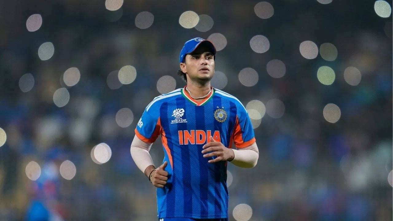 या मालिकेत झिम्बाब्वेचा वेगवान गोलंदाज ब्लेसिंग मुजरबानी अभिषेक शर्मासाठी वाईट स्वप्न ठरला आहे. या मालिकेतील तिन्ही सामन्यात मुजरबानीने त्याला तंबूचा रस्ता दाखवला आहे. अभिषेक शर्माला तिन्ही डावात एकूण 11 धावा करता आल्या. (PHOTO CREDIT- PTI)